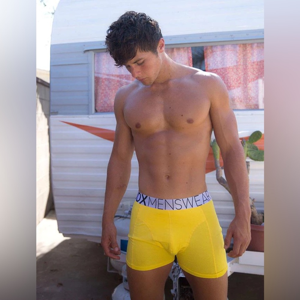 BOX MENSWEAR FEATURE FIT - SCARY CANARY BOXER SHORTS SIZE SMALL